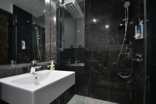 Le Yacht Suites Hotel