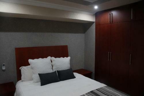 Luxury Point Waterfront Apartment At The Spinaker