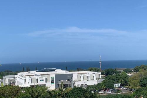 Modern Umhlanga Villa, Ocean Views & Rooftop Pool