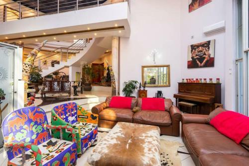 Modern Umhlanga Villa, Ocean Views & Rooftop Pool