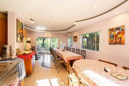 Modern Umhlanga Villa, Ocean Views & Rooftop Pool