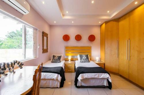 Modern Umhlanga Villa, Ocean Views & Rooftop Pool
