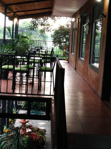 Melrost Airport Bed & Breakfast