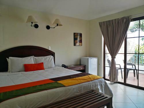 La Porta Plaza Hotel
