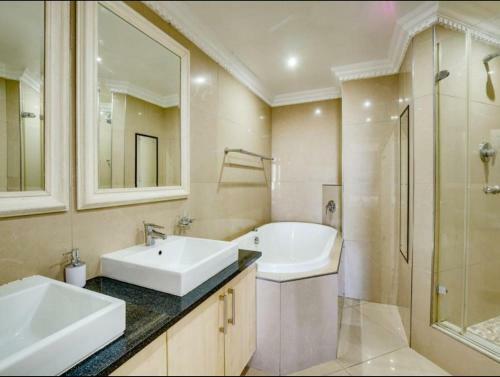 Luxury 2 Bed 2 Bath Seaview Apartment - The Sails Waterfront C4