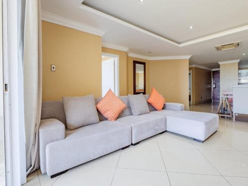 Luxury 2 Bed 2 Bath Seaview Apartment - The Sails Waterfront C5