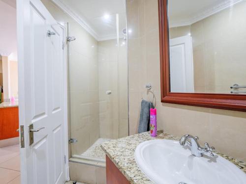 Luxury 2 Bed 2 Bath Seaview Apartment - The Sails Waterfront C5
