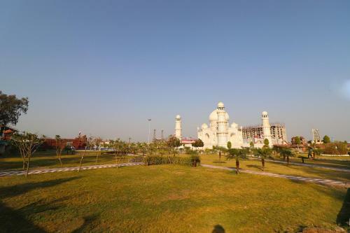 Hotel Oyo 23699 People's Castle