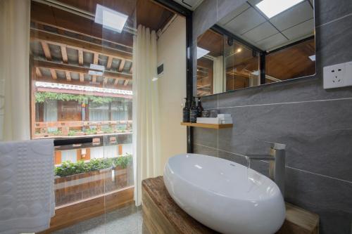 World Wai Thangka Theme Inn