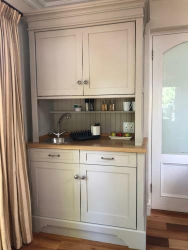 Hostal Guest Suite In Leafy Constantia