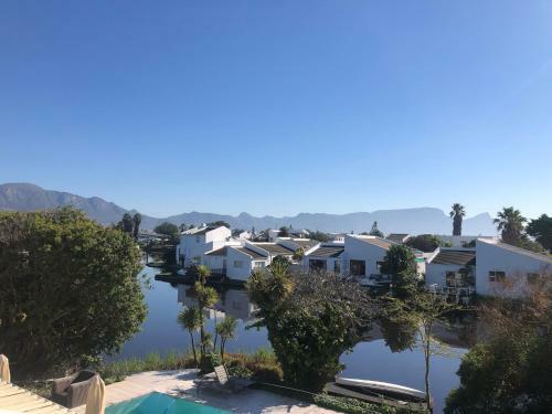 Waters Edge Holiday Home