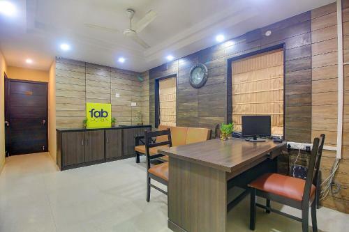 Fabhotel Four Seasons