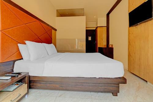 Capital O 87566 Hotel M B Residency