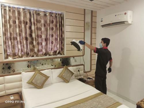 Hotel Satellite