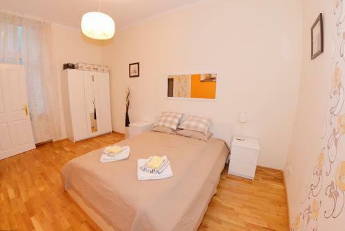 Joe's Apartments - 1010