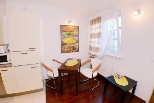 Joe's Apartments - 1010