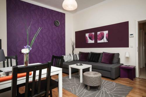 Joe's Apartments - 1010