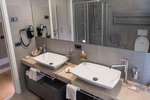 Hostal La Nuova Corte Rooms