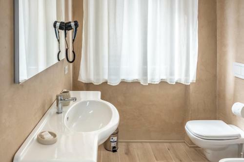 Hostal La Nuova Corte Rooms