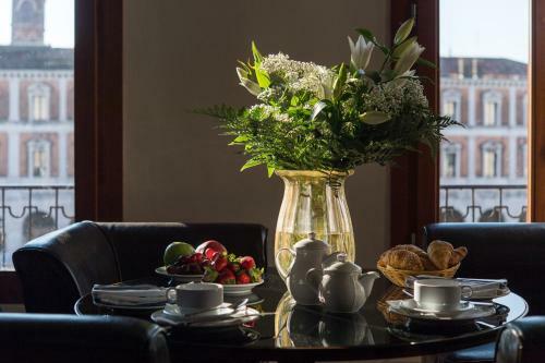 Hostal Locanda Leon Bianco On The Grand Canal