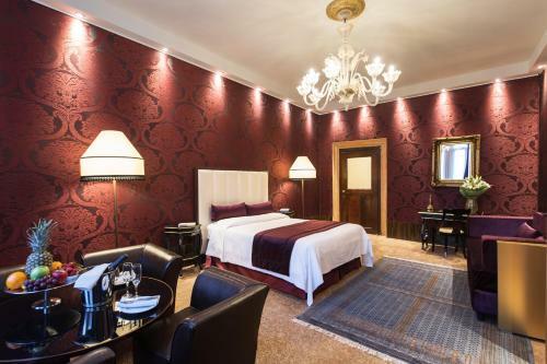 Hostal Locanda Leon Bianco On The Grand Canal