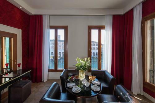 Hostal Locanda Leon Bianco On The Grand Canal