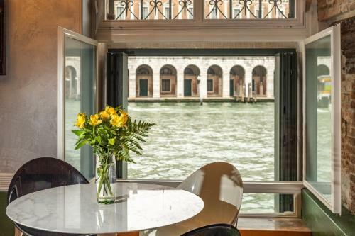 Hostal Locanda Leon Bianco On The Grand Canal