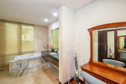 Karon View Elegant Style Apartment