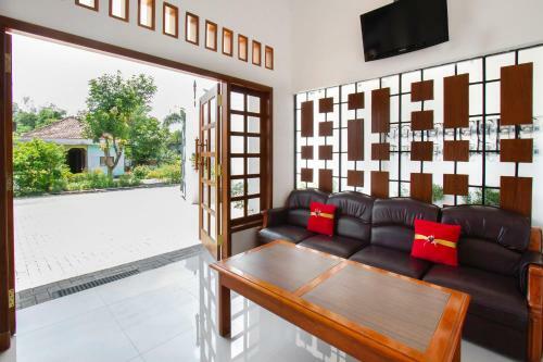 Hotel Vaccinated Staff-oyo 3309 Forrest Inn