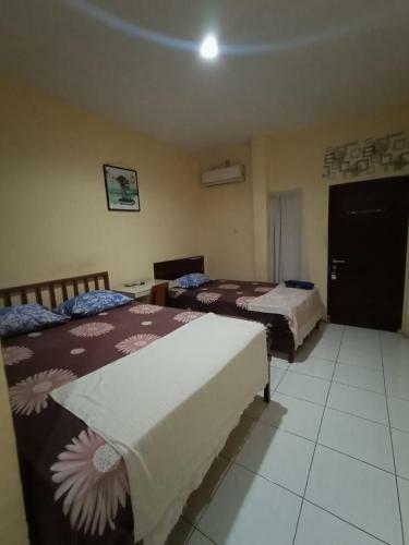 Hostal First Inn Hotel