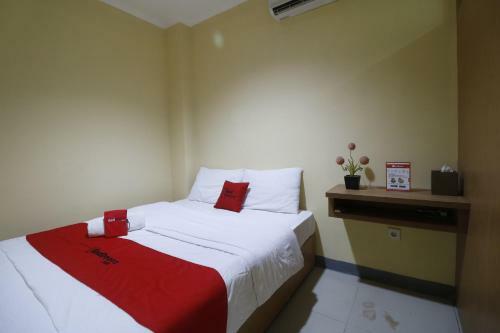 Hostal Reddoorz Near Itc Cempaka Mas