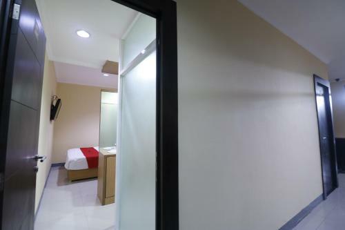 Hostal Reddoorz Near Itc Cempaka Mas