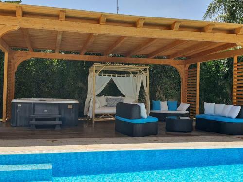 Depandance Con Piscina E Jacuzzi