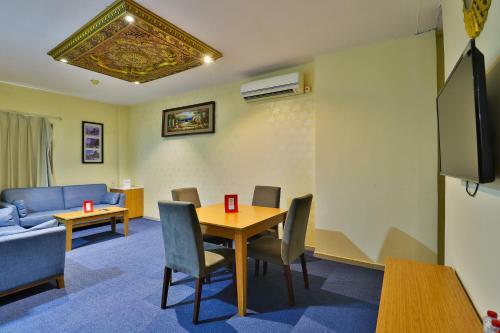 Capital O 338 Asian Hotel