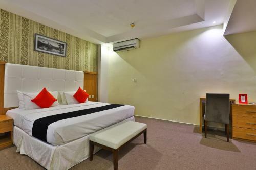 Capital O 338 Asian Hotel