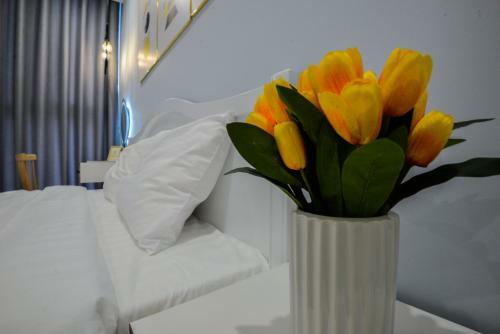 Homefromhome Metropolis Serviced Apartment