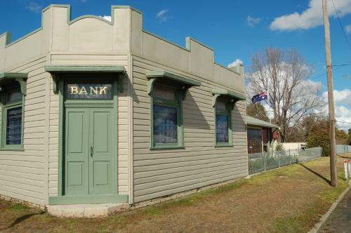 Bed & Breakfast Holed Up At The Bank