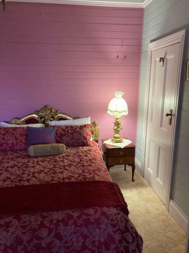 Bed & Breakfast Holed Up At The Bank