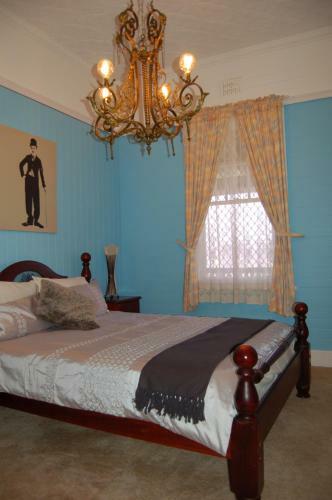 Bed & Breakfast Holed Up At The Bank
