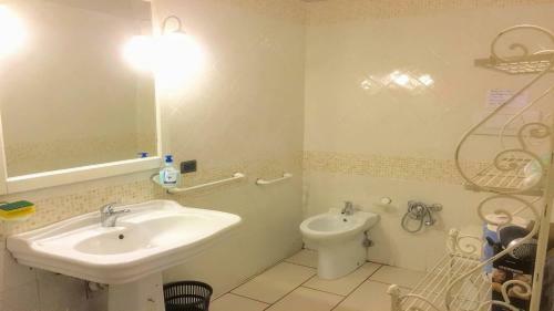 Spoleto By The Pool : Whole Villa - Sleeps 24