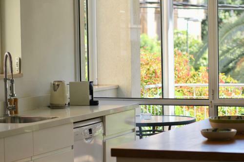 Apartamento Spinoza/ben Gurion Blv/2bdms/2bath/balcony/great