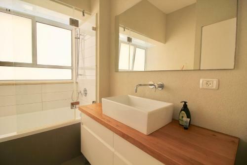 Apartamento Spinoza/ben Gurion Blv/2bdms/2bath/balcony/great
