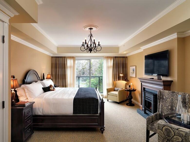 Oak Bay Beach Hotel - Sea View