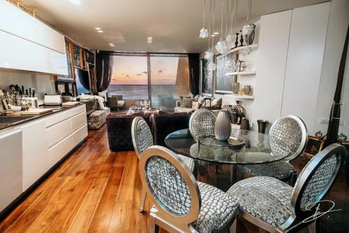 Sea&sun Stunning Beach Front Apartment