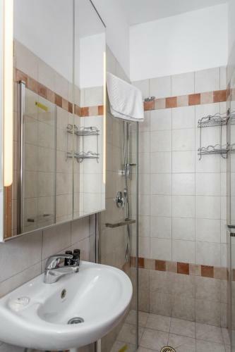 Apartamento Comfortable 3 Bdr With Parking In The Kerem Hatemanim