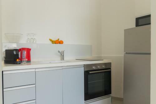 Carmel Market Designed Apartment With Balcony
