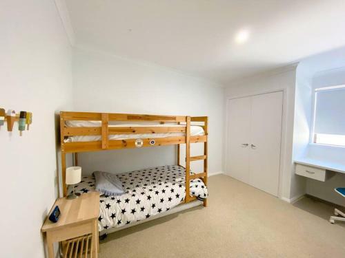 Serenity - Spacious Home With Pool, Walk To Town