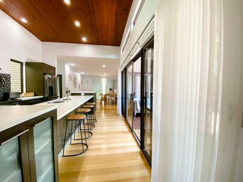 Serenity - Spacious Home With Pool, Walk To Town
