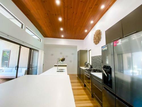 Serenity - Spacious Home With Pool, Walk To Town