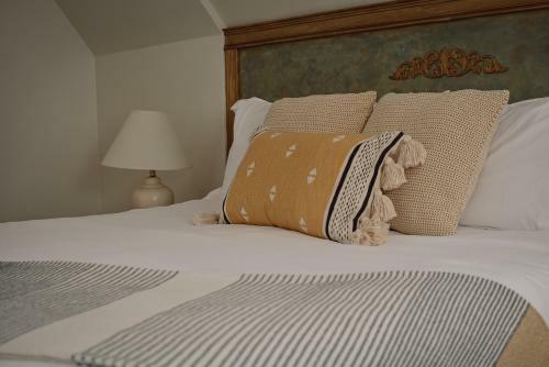 Hill Road Manor Bed & Breakfast